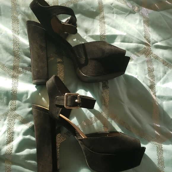 High Heels - Picture 3 of 3